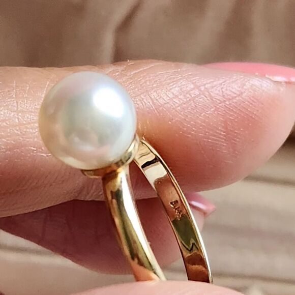Solitaire White Pearl Ring in 14k Yellow Gold Size 7 - Picture 5 of 6